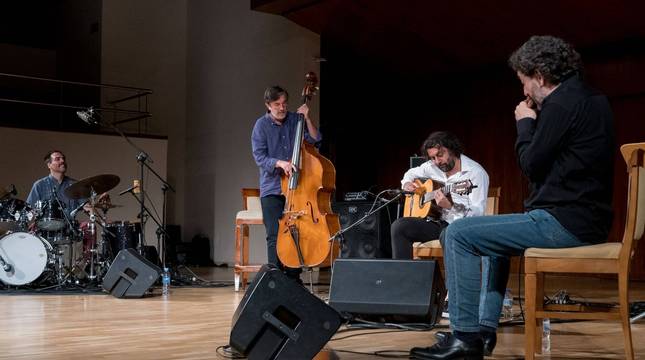 'Proyecto 20/20' en el que Javier Colina (en el centro con el contrabajo) toca con Barrueta (batería), Carmona (guitarra) y Serrano.