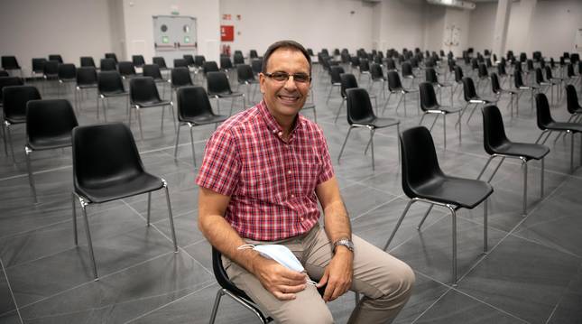 Foto del pastor Juan Carlos Torres en la sala donde celebran el culto con capacidad para 600 personas