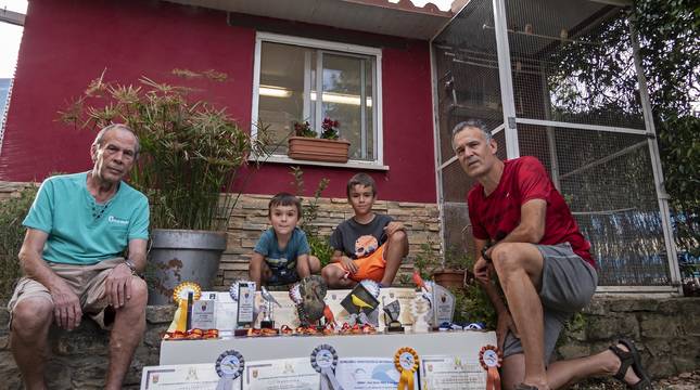 Desde la izquierda, Jaime, Noah, Unax y Raúl Santamaría posan con los premios conseguidos.