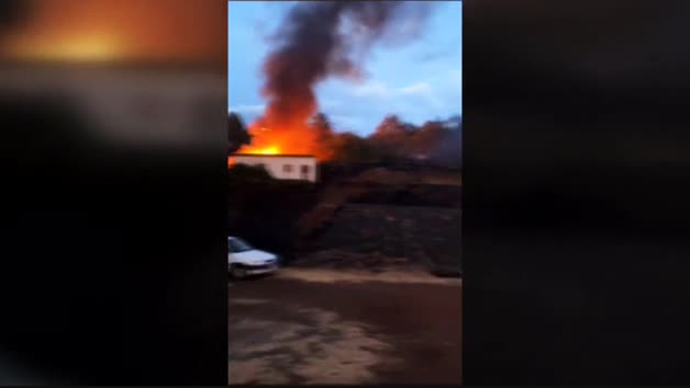 Vídeo: El incendio en La Palma obliga a evacuar a más de 300 personas