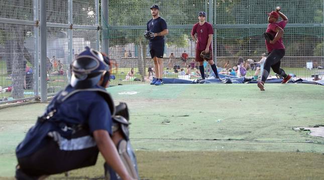 El equipo de Béisbol Navarra, que se encuentra en la categoría División de Honor, entrena en el campo de de Béisbol del Soto, Burlada.