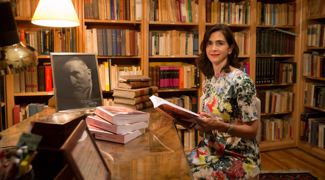 Marialuz Vicondoa posa con la biografía de Federico Soto en el mismo despacho en el que el psiquiatra pamplonés pasó consulta.
