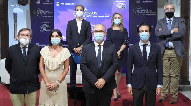 foto de José Luis Larriú (Caixabank), Izaskun Goñi (Gobierno de Navarra) y Tito Navarro (NavarraCapital.es), Luis Colina (presidente del consejo de administración del Grupo La Información), Adriana Maldonado (europarlamentaria navarra del PSOE), Enrique Maya (alcalde de Pamplona) y Pablo Zalba (Comisario de los Cursos Europeos de Verano).