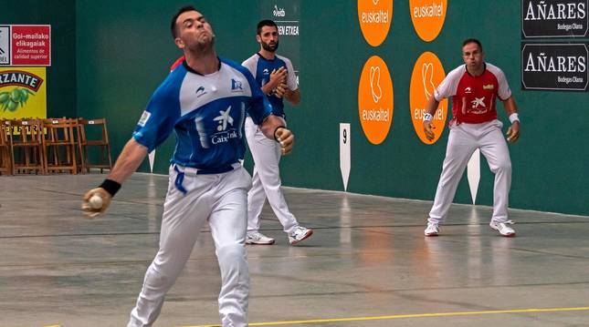 foto de Jaka golpea la pelota, ante Albisu y Olaizola, en el partido que se disputó en Ayegui el 31 de julio.
