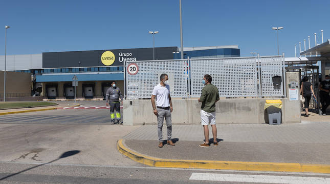 Fachada de la factoría UVESA, con trabajadores que entran y salen de hacerse las pruebas PCR.