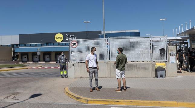 foto de Trabajadores de Uvesa en la entrada de la empresa durante la realización de pruebas PCR