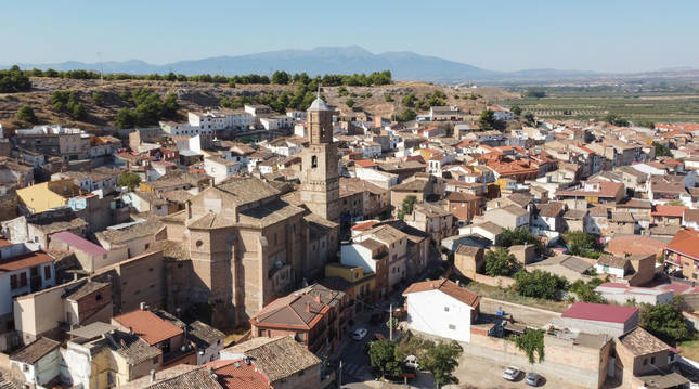 Vista aérea de Ablitas (Navarra), con su iglesia de Santa María Magdalena en el centro del casco urbano.