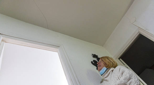 Foto de Lydia Lizarraga Agúndez, vecina de Lizoáin (Navarra), mirando una grieta aparecida en la segunda planta de la casa de su padre tras un temblor de 4 grados.