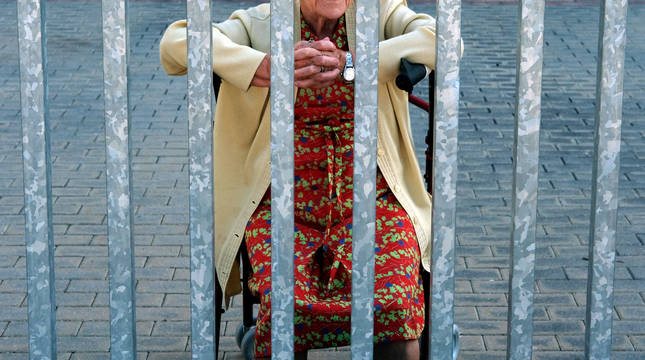 Foto de Montse, de 87 años, que recibía a su sobrina tras la puerta de entrada del centro en el que vive en Pamplona.