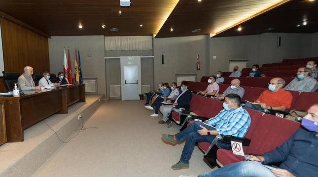 Foto de unmomento de la reunión de este lunes en el hospital de Tudela, con los responsables sanitarios a la izda. y representantes municipales a la dcha.