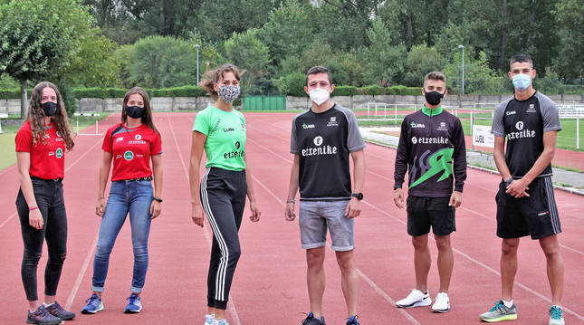 Foto de los atletas del Hiru Herri: Nahia Miqueleiz, Naroa Eransus, Maite González, Mikel Calvo, Tristan Cárdenas e Iván Legal.