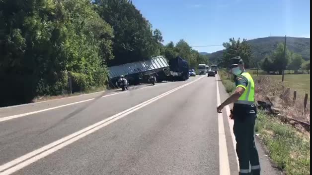 Accidente entre un vehículo y un camión articulado en la N-121