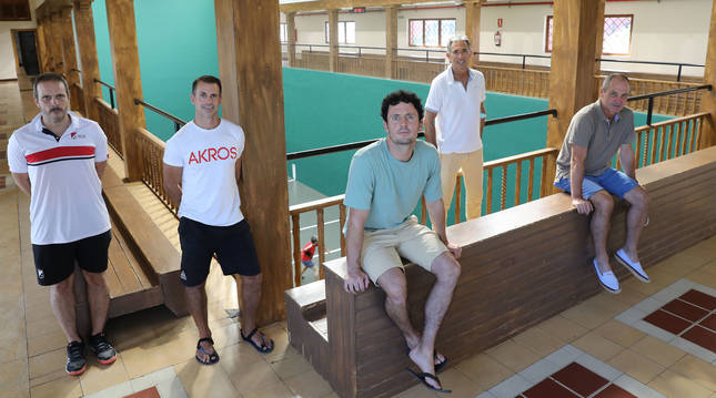 Foto de Asier Purroy, monitor de la escuela de pelota del Club de Tenis de Pamplona, Aritz Altadill, Miki Lascoiti, Óscar Insausti y Pello Egaña.