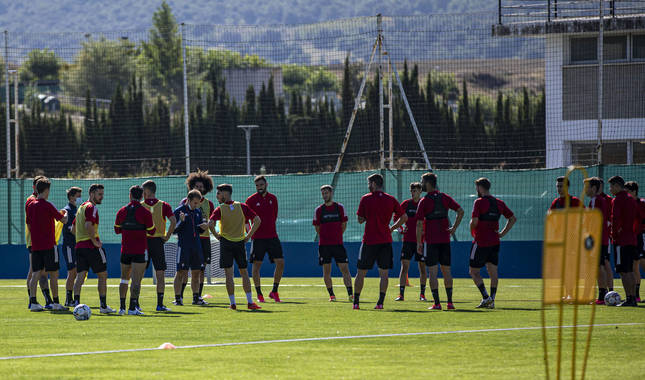 Los jugadores de Osasuna siguen las indicaciones de Jagoba Arrasate en la sesión de entrenamiento celebrada en Tajonar.
