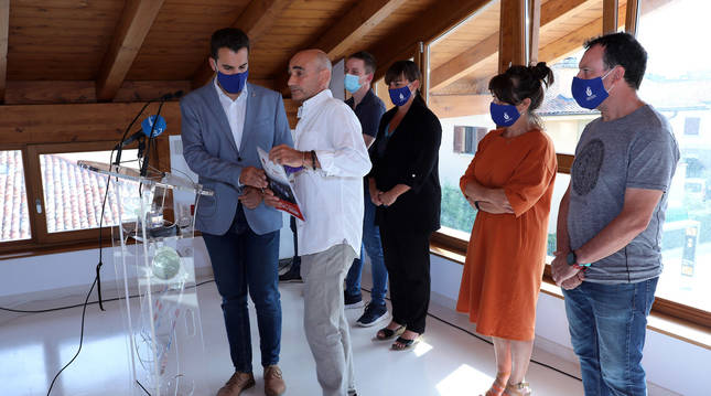 Foto del alcalde de Zizur Mayor (Navarra), Jon Gondán (Geroa Bai), junto a José Ángel Saiz (EH Bildu) y el resto de ediles de las dos formaciones al anunciar la ruptura con AS Zizur
