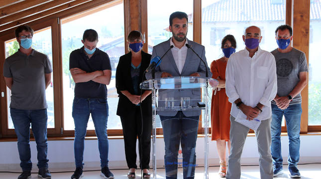El alcalde, Jon Gondán, en el atril. A su lado, José Ángel Saiz (EH Bildu). Detrás, el resto de concejales de ambos partido, en rueda de prensa.