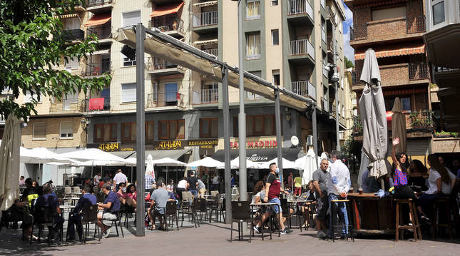 Foto de gente en las terrazas de la plaza Principal de Peralta (Navarra).