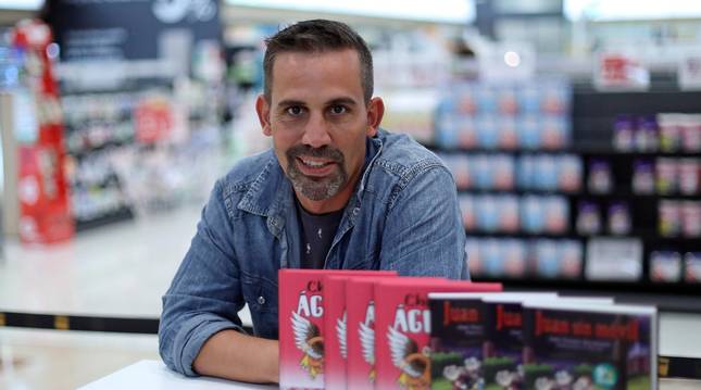 Foto de José Antonio Bernal, este jueves, antes de comenzar la firma de libros en La Morea.