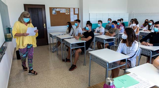 Foto de Maite Beitia, tutora de 2º de Bachillerato del colegio Sagrado Corazón, este viernes por la mañana, explicando a sus alumnos las normas que regirán este curso.