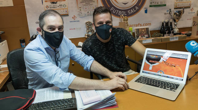 Foto de Juan Luis Pérez, director de Marketing del Aspil Jumpers Ribera Navarra, e Íñigo Sanz, jefe de prensa de la entidad.