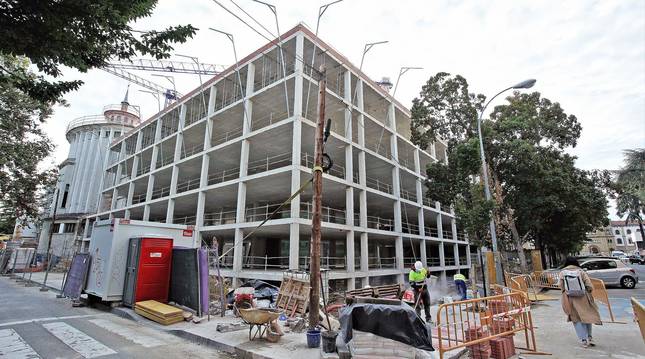 Foto de la estructura de la nueva residencia de la calle Media Luna ya está completada. A la izquierda, la antigua iglesia del convento de Javerianos.