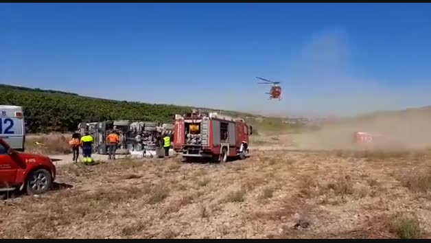 Herido un camionero al volcar en un camino rural de Caparroso