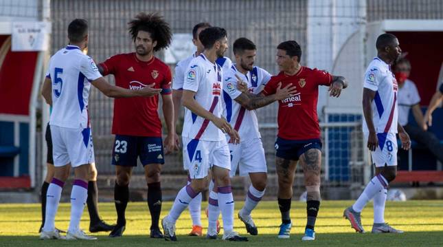 foto de ARIDANE, CAPITÁN. El central canario portó ayer el brazalete. En la foto, en un pequeño tumulto con jugadores del Eibar y el Chimy.