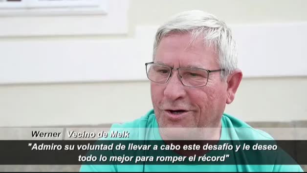Un austríaco bate el récord mundial de mantenerse cubierto por hielo metido en una caja