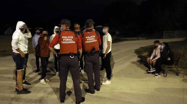 Diario de Navarra acompaña a dos patrullas de la Policía Foral durante una noche