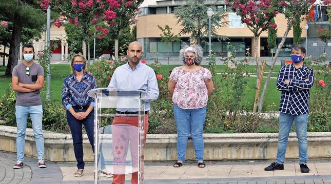 Javier Álvarez, edil de As Zizur, interviene, ayer, frente al Ayuntamiento. Detrás, Iván Gracia, Ana Reguillón, su compañera en la corporación, Manuela Rodríguez y David Morales.