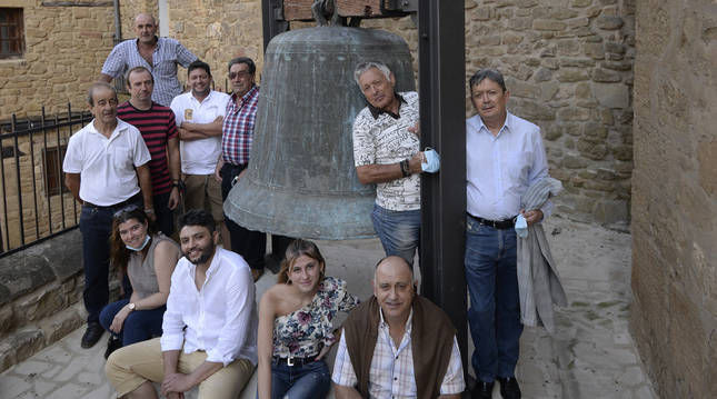 Junto a la campana, monumento a los bandeadores, posan Javier Uzunáriz Zabalza, Juan Mª Echechón Tapiz, José Ignacio Rodríguez Zabaleta, José Manuel Fernández de Latasa, Daniel Iriarte Iribarren, Patricia Iriarte de Carlos, Manuel Alejandro Mella, Emilio Linzóain Pinillos, Benito Linzóain Urra, José Javier Urdinoz Cilveti y Estella Iriarte Arregui.
