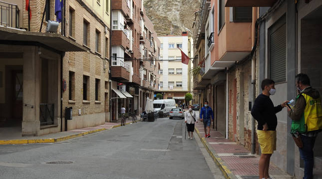 La calle Plus Ultra comunica la plaza de Los Fueros, al fondo, con la plaza de Garcíandía, donde se sitúa el ayuntamiento.