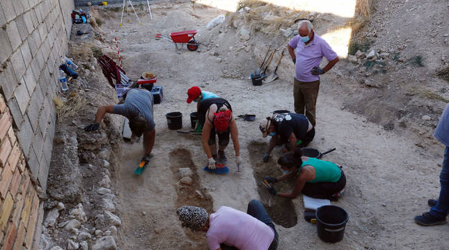 Varios participantes en el taller, durante un turno de las excavaciones que se llevan a cabo en el solar de Gloria Zardoya.