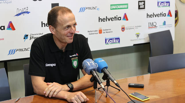 El técnico Quique Domínguez en la rueda de prensa de ayer celabrada en la SCDR Anaitasuna.
