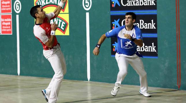 Urrutikoetxea golpea de izquierda en presencia de Urruti ayer en el Toki Eder.