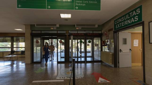 Acceso principal al Hospital Reina Sofía de Tudela con la entrada a la zona de consultas externas, a la derecha de la imagen.