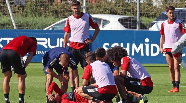 El Chimy, rodeado de entrenador y compañeros, tras lesionarse en el entrenamiento de este miércoles.
