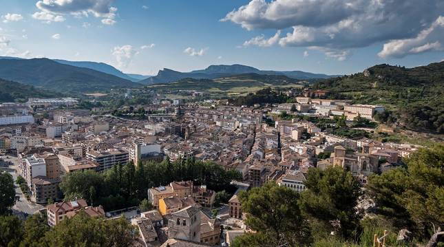 Foto panorámica de Estella, con el barrio monumental y la plaza San Martín en la que se localiza el edificio.