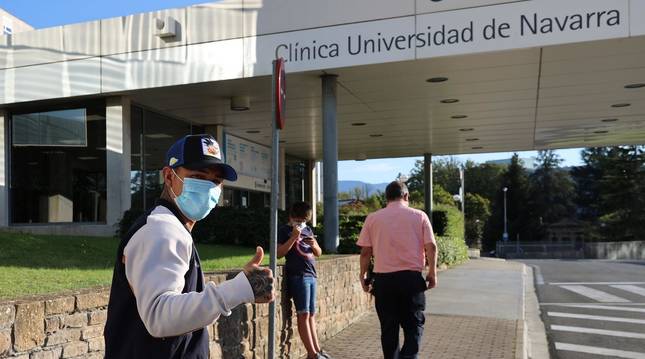 foto de El Chimy Ávila, a su llegada ayer a la tarde a la Clínica Universidad de Navarra para hacer las pruebas médicas. Delante, el jefe de los servicios médicos, Andrés Fernández.