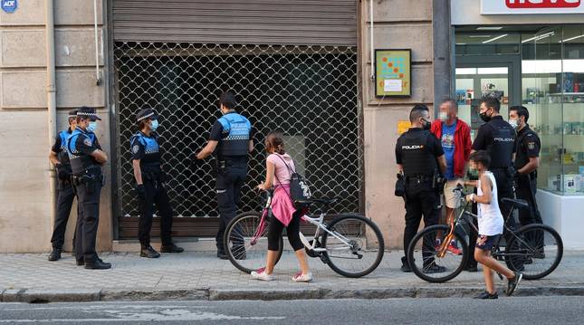 foto de Agentes de la Policía Municipal y de la Policía Nacional durante el desalojo de la bajera de la calle Bergamín