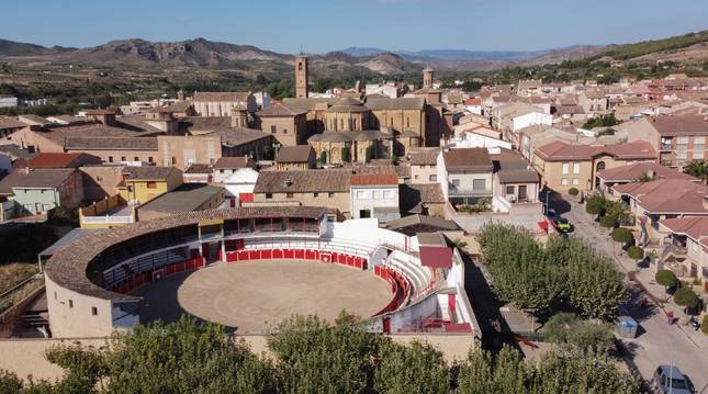 Imagen aérea de Fitero con la plaza de toros en primer plano y el Monasterio de Santa María la Real al fondo.