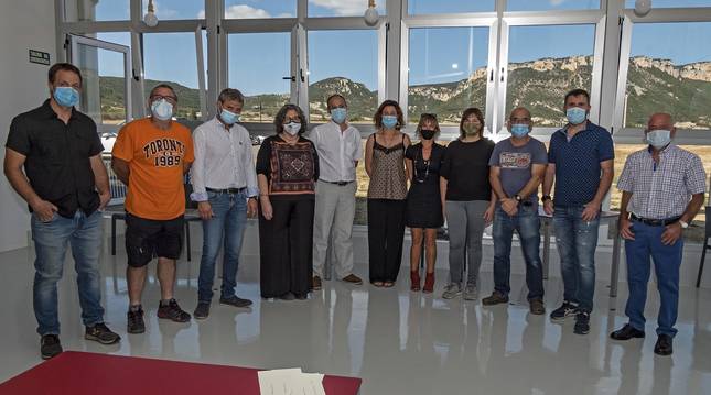 Representantes municipales, presidentes de los concejos e invitados al acto, en el nuevo espacio con la sierra de Lóquiz como marco. Desde la izquierda, Juan Miguel Zudaire (Zufía), Julián Chávarri (Ollobarren), Óscar Oroquieta (Arteaga), Carnen Puerta (Teder), Fernando Santafé (Desarrollo Rural), la alcaldesa Ohiana Beraza, los concejales Cristina Zudaire, Andrea Catalá y Roberto Garayo, Alfonso Úcar (Metauten) y Víctor García (Ganuza).