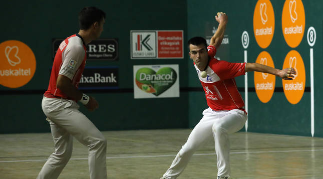 Bikuña golpea en presencia de Mikel Urrutikoetxea en el partido del lunes en Ziordia.