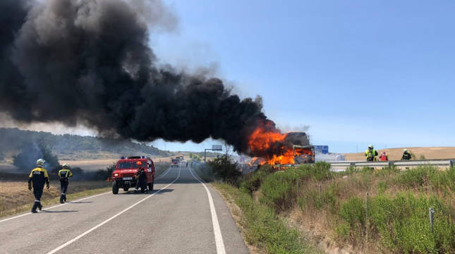 Camión ardiendo en la A-12 entre Zizur y Astráin
