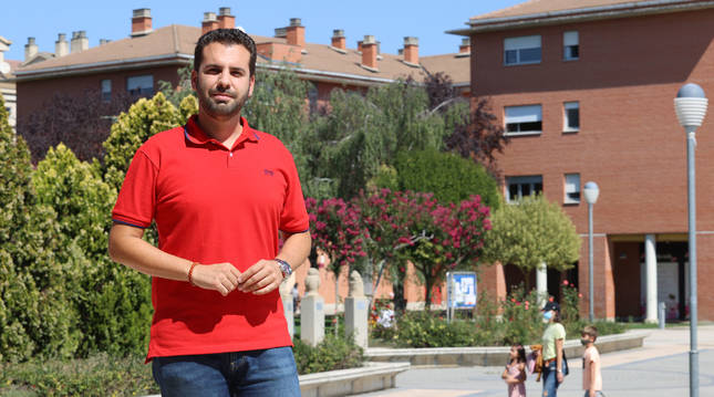 Foto de Jon Gondán, alcalde de Zizur Mayor, en el parque Erreniega, que otros años por estas fechas acoge el chipinazo de inicio de fiestas.