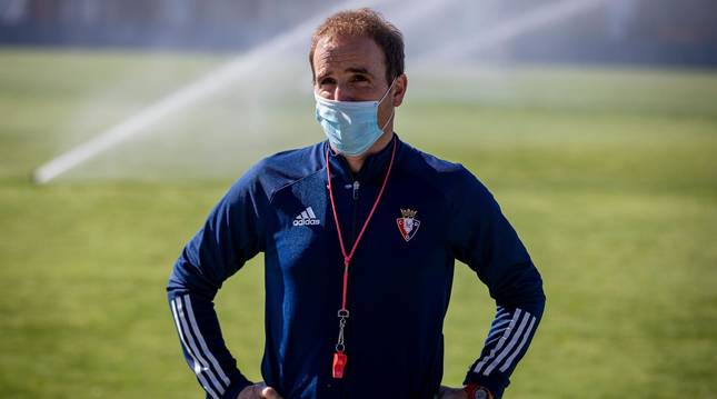 foto El entrenador de Osasuna, Jagoba Arrasate, con mascarilla en un entrenamiento en Tajonar