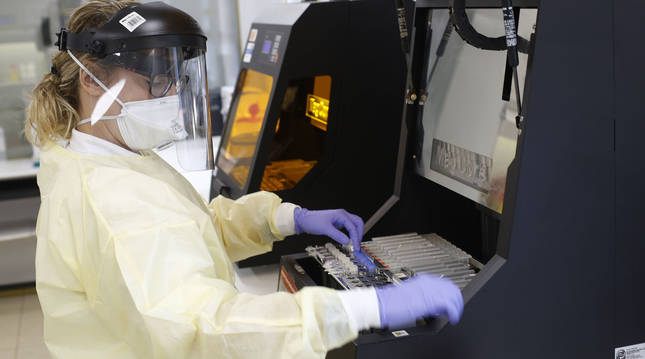 Foto de una sanitaria durante el análisis PCR en el laboratorio del Complejo Hospitalario de Navarra.