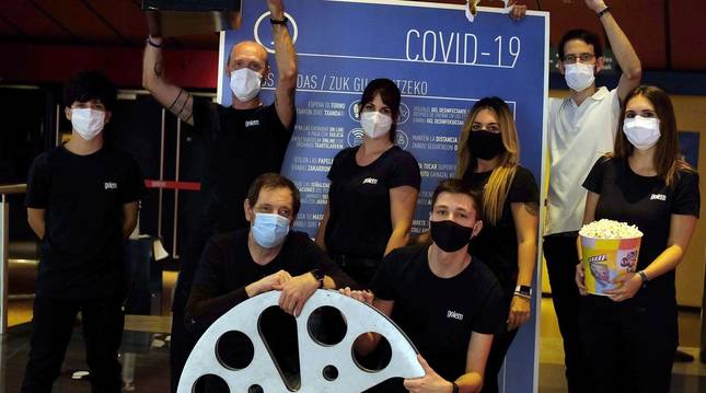 Foto de Urtzi Salvador, Javier Soria, Itziar Marín, Erika Valdivia, Mikel Rey y Saioa Navarrete. De rodillas: Fernando Rey e Iñigo Burgos.