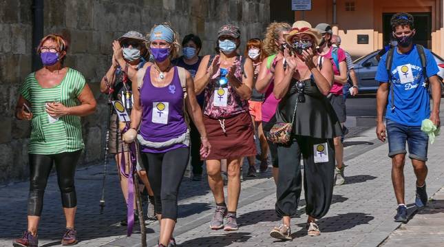 Momento en el que las peregrinas llegan desde Villatuerta a Estella, donde se presentó el protocolo.
