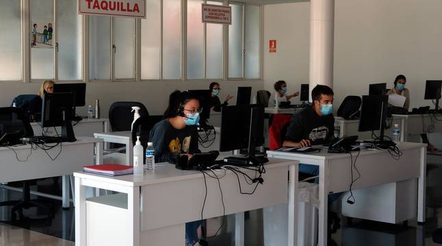 Foto de Ángela Martínez Bezares, de 26 años, y Eneko Izcue Osés, de 21, esta semana en la sala de rastreo de Refena.